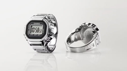 Casio CRW-001G dorée portée au doigt